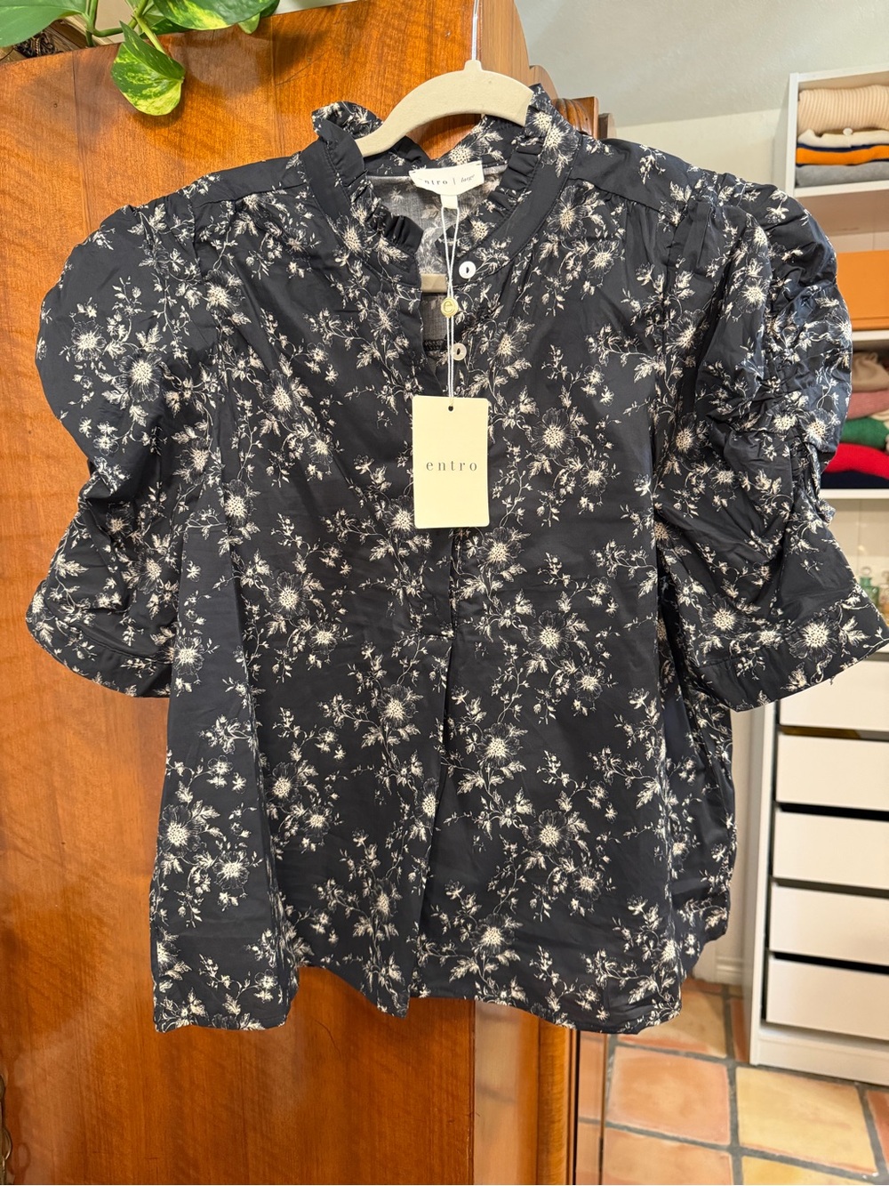 Entro NWT Black Floral Ruffle Puff Sleeve Blouse Size Large